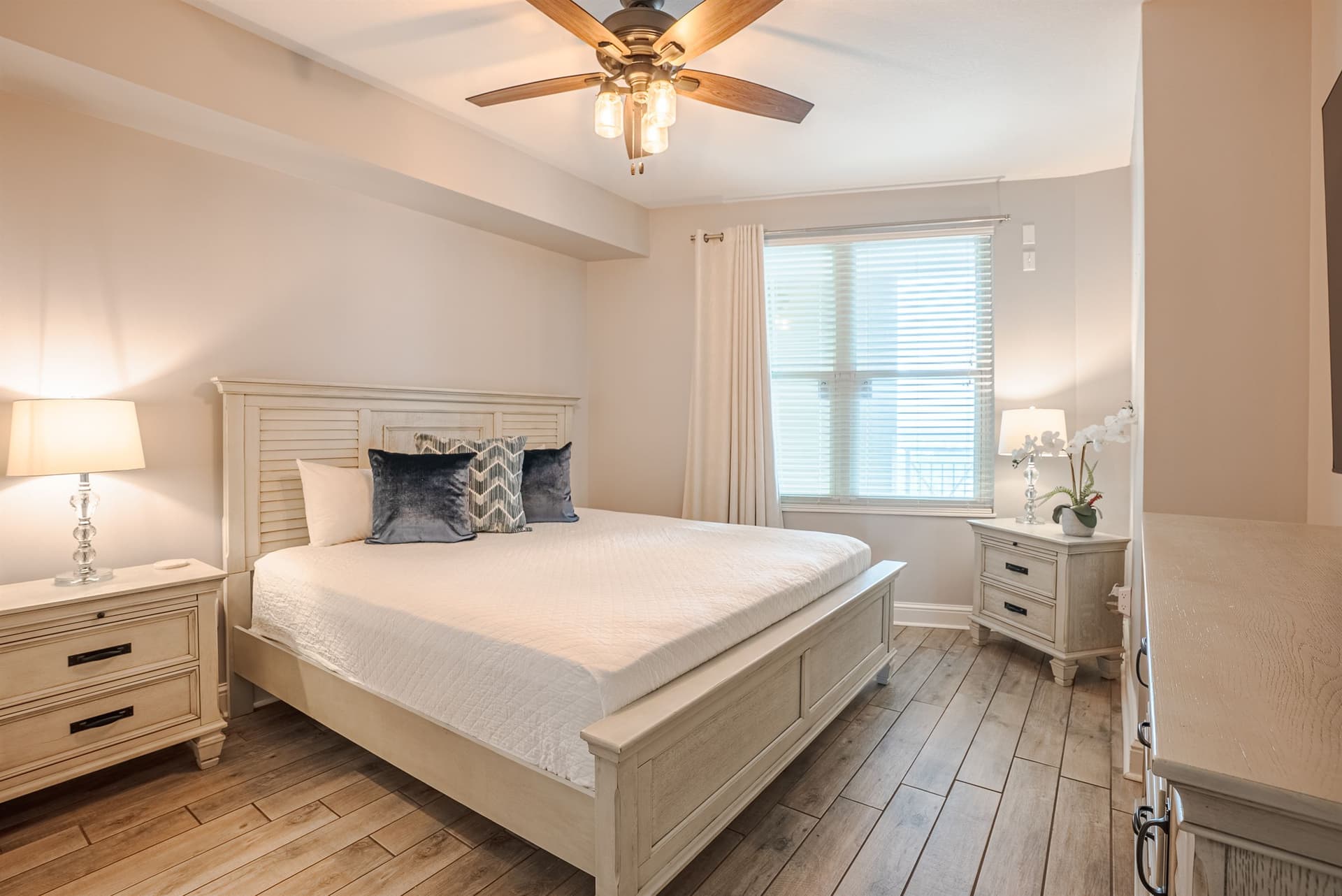 Guest bedroom with queen bed
