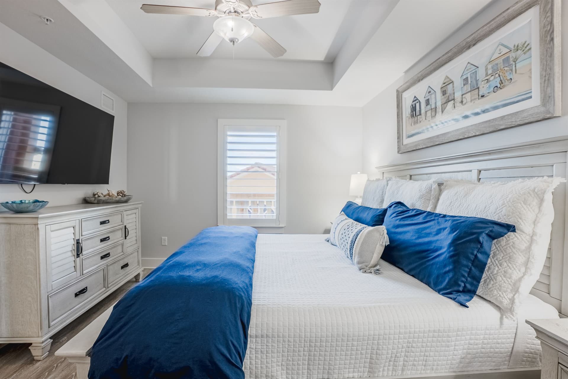 Guest bedroom with queen bed